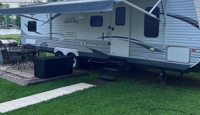 Cozy RV with 2 bedrooms and WiFi, AC in Welcoming Brewerton