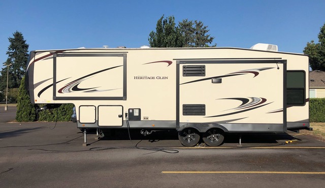 Cozy RV with 2 sleeping areas & WiFi, AC in Cheyenne or your favorite camp site.