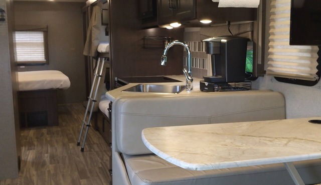 Cozy RV with AC and WiFi North Palm Beach - 1 mile to beach