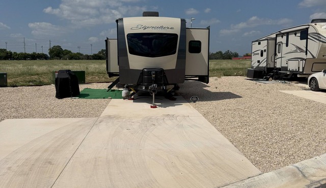 Cozy RV with AC and fitness room in Comfort, Texas in the hill country.