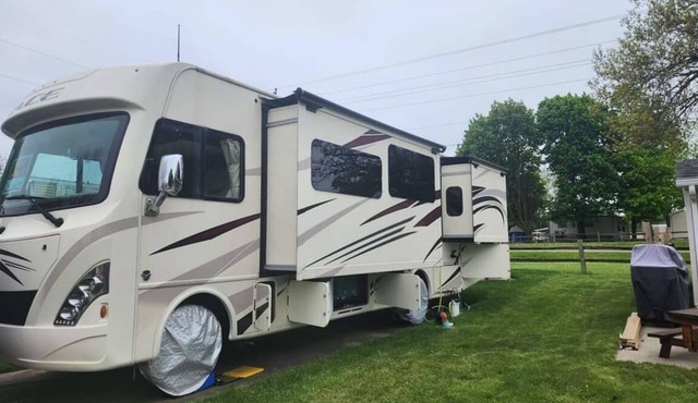 Cozy RV with AC and WiFi in Serene Pierceton Yogi Bear Jellystone Park