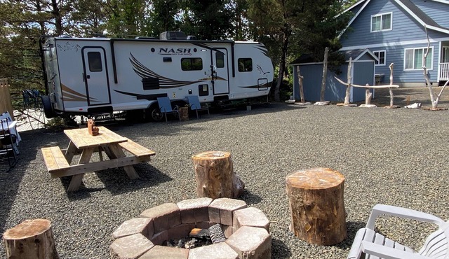 Cozy RV with AC and WiFi for ‘glamping’ in Westport, a short walk to the beach.