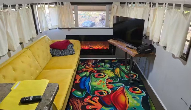 Cozy RV with AC and WiFi in charming Auburn countryside