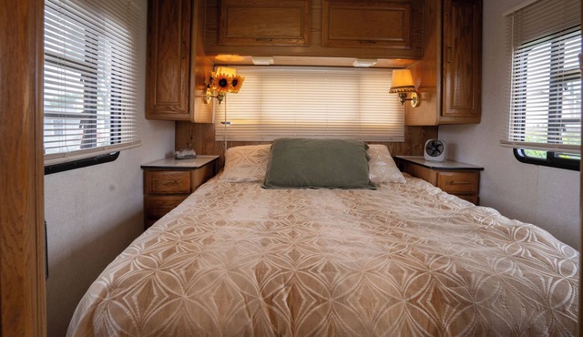 Cozy RV with AC, TV's and WiFi in Center of Inland Empire in Rialto, Ca
