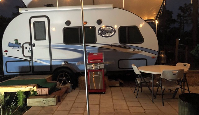 Cozy RV with AC, washer and dryer WiFi in Beautiful Geneva