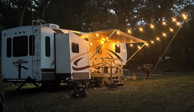 Cozy RV with fire pit on 7 acres in Winder ONLY 20 minutes from the UGA stadium