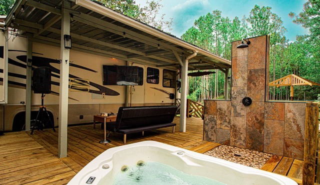Cozy RV with HOT TUB