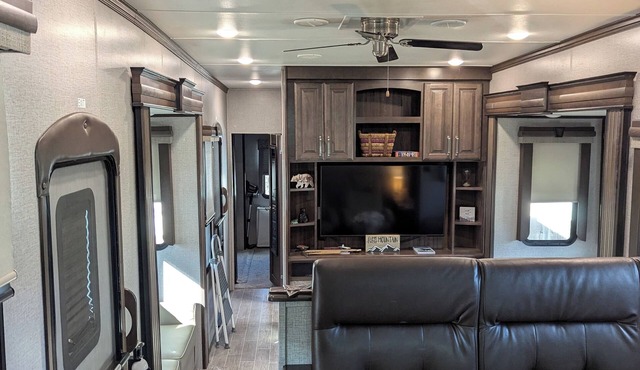Cozy RV with WiFi and AC in Wonderful Spokane, The Bear Den