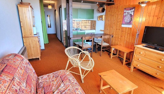 Cozy Studio for 4 - South Balcony, Mountain Views, Walk to Ski & Hike