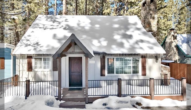 Cozy S Lake Tahoe Cabin in the City! 30 day minimum