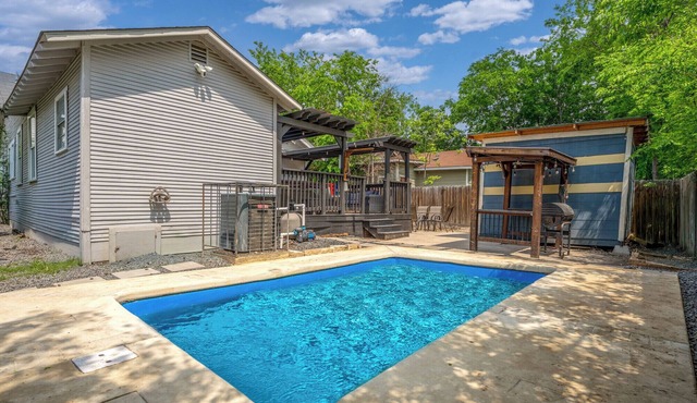 Cozy SA Home W/Pool & Hot Tub! Minutes to Downtown, Alamo Dome, &Frost Center