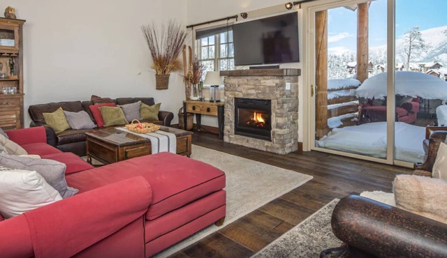 Cozy Saddle Ridge Townhome, walk/ski to Iron Horse & Pony Express Lifts!