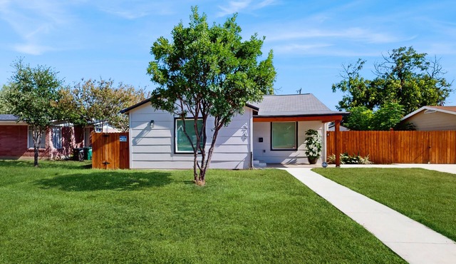 Cozy San Antonio home with kitchen, living room, WIFI and great location