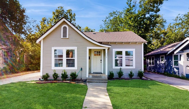 Cozy San Antonio home with Cowboy pool, kitchen, TV & WIFI, great location
