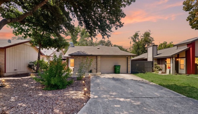 Cozy San Antonio home with washer/dryer and enclosed backyard