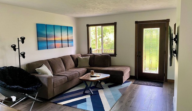 Cozy Sandhill Cottage, 15mi from Crystal Mountain, dog friendly
