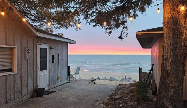 Cozy Sandpiper Cottage on Great Lake Huron