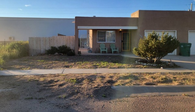 Cozy Santa fe style condo. 5 minutes from great trails.