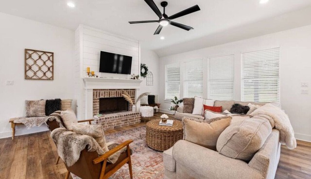 Cozy, sassy & fun! NEW modern farmhouse!