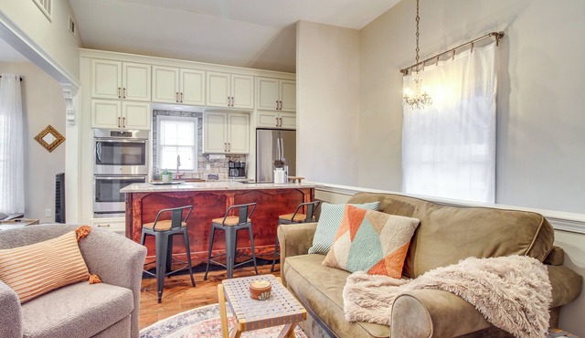 Cozy Savannah Vacation Rental w/Fenced Courtyard!