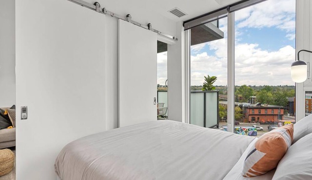 Cozy Scandinavian 1BR DT Views/ AC/ UG Prkg