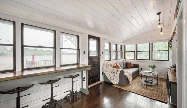 Cozy & Scenic Lakeside Retreat