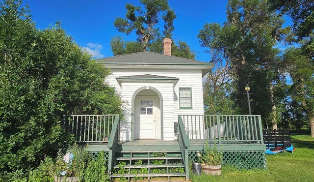 Cozy schoolhouse cabin in lovely Valley City with AC, WiFi, pet friendly.