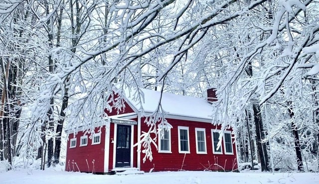 Cozy Schoolhouse in charming Sandwich with WiFi, AC
