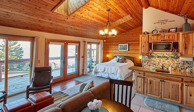 Cozy Schroeder Studio w/Deck on Lake Superior