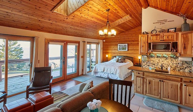 Cozy Schroeder Studio w/Deck on Lake Superior