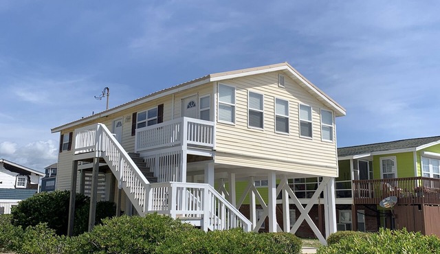 Cozy, Sea View Cottage just steps away from the ocean!