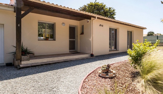 Cozy Seaside Cottage with Large Terrace, Enclosed Garden, and 3 Bedrooms