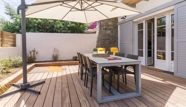 Cozy Seaside Cottage with Spa, Close to Beach, Shops, and Train Station in Pornic