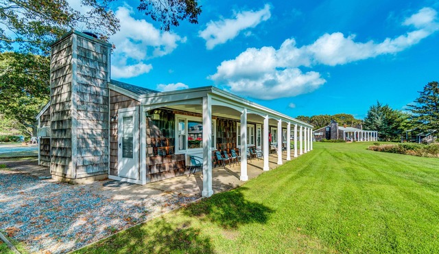 Cozy seaside escape with on-site tennis, pool & prime location