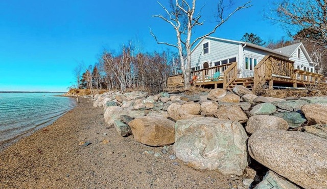 Cozy seaside retreat w/waterfront deck, expansive lawn, & breathtaking sunsets