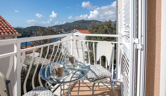 Cozy Seaside Seaview Apartment w Balcony, Terrace & Parking - Close to Dubrovnik