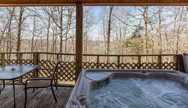 Cozy Secluded Cabin with a Hot Tub