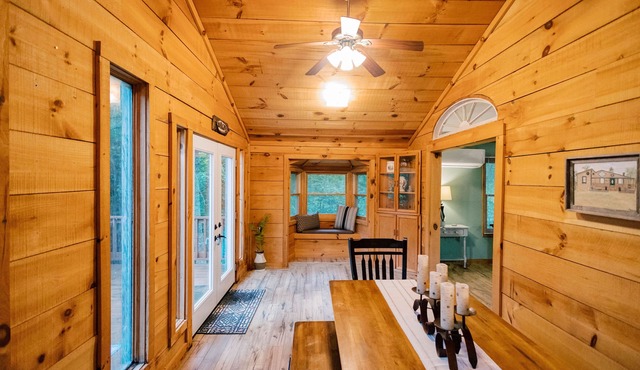 Cozy secluded cabin in Cohutta Wilderness, with hot tub, great hiking trails