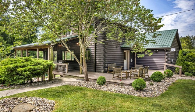 Cozy Secluded Cabin with Games and Hot-tub in Sarahsville, Ohio