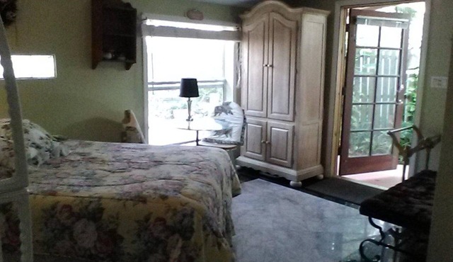 Cozy secluded cottage in center of town