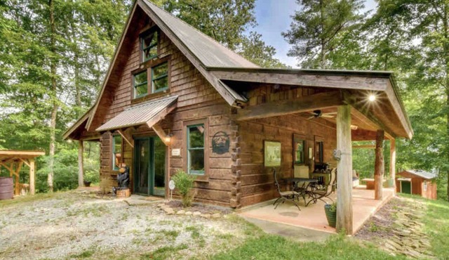 Cozy secluded creekside cabin, wood burning fireplace, seasonal Mountain Views.