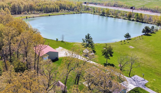 Cozy Secluded Estate with a Private Pond - Easy Access and Pet Friendly