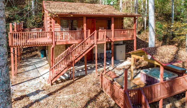 Cozy & secluded family-friendly home with a private hot tub