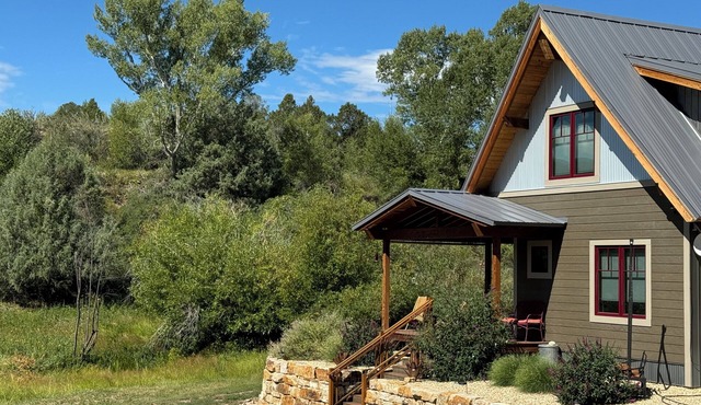 Cozy, secluded home close to everything. 15 min to town and skiing.