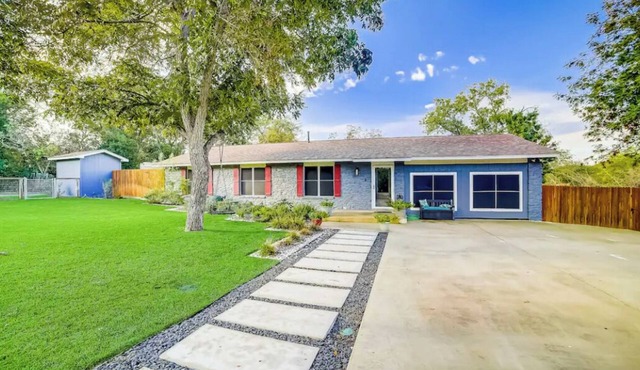 Cozy Secluded Home away from Home minutes away from airport/major attractions