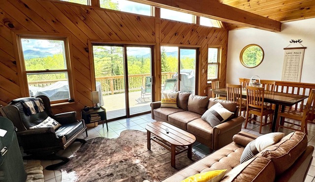 Cozy Secluded Lakefront Chalet With Hottub & Mountain Views