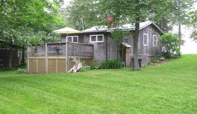 Cozy Secluded Lakefront Cottage-Private Beach-Dog Friendly-Heat & A/C