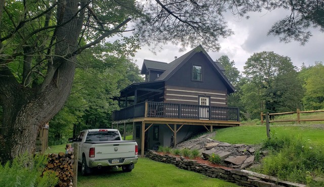 Cozy, secluded log cabin, summer vacation get-away or Fall Hunters paradise .