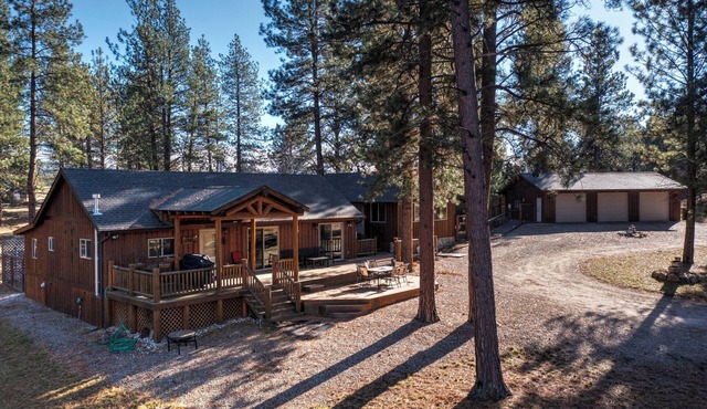 Cozy, secluded log cabin and bunk house w/mountain views in Stevensville, MT