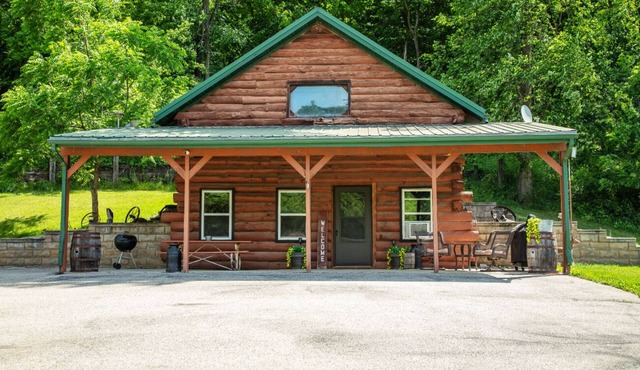 Cozy, secluded, peaceful, pond, fishing , swimming, cabin life, large yard area